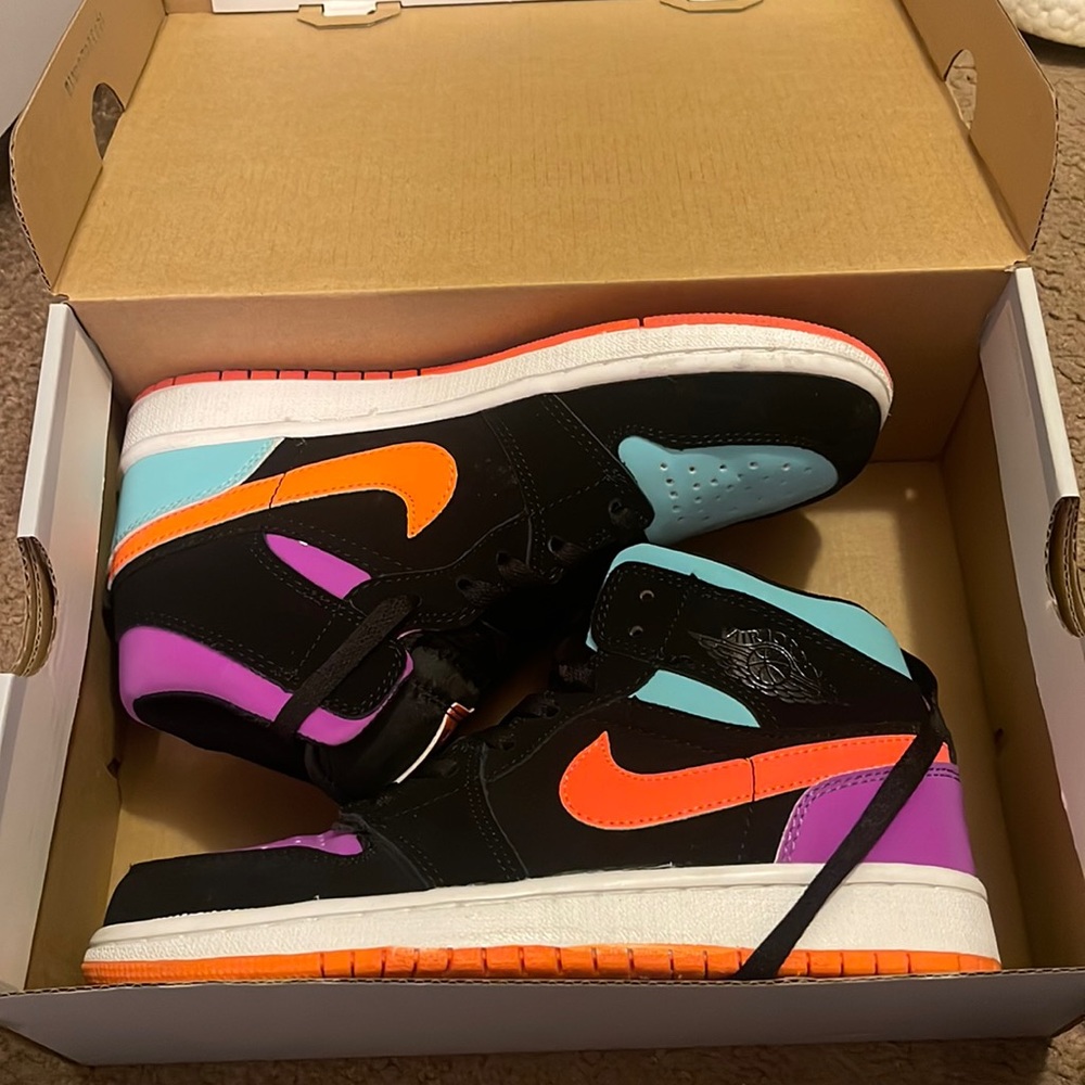 Jordan 1 Mids! Worn twice. Size 7y fits women 8.5 In basically new condition.